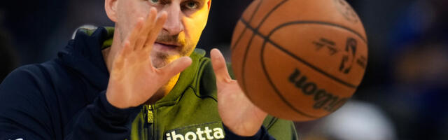 Šta se ovo desilo? Komentatori zabezeknuti Jokićevim potezom (VIDEO)