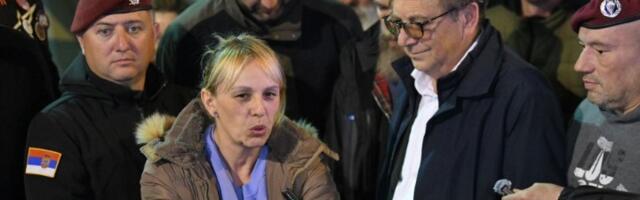 Zagrljaj sa Tikom Stanićem, pa povici "Dijana, Dijana": Dirljivo ispred Skupštine (VIDEO)