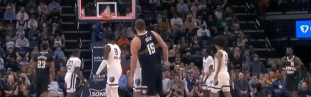 REAKCIJA JOKIĆA POSLE LUDE TROJKE JE POTPUNI HIT! Komentator u ekstazi urla na srpskom, saigrači u neverici šire ruke, a Nikola... (VIDEO)