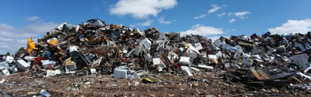 ZA GODINU DANA BACIMO OTPAD TEŽAK KAO 300 AJFELOVIH TORNJEVA Pregled stanja otpada u Srbiji