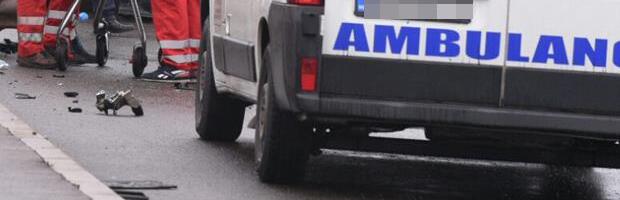 SUDAR VOZILA HITNE POMOĆI I AUTOMOBILA: Tri osobe povređene u udesu u Novom Sadu (foto)