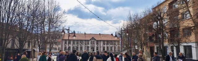 Kafa sa studentima na trgu u Aranđelovcu