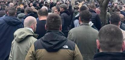 GROBARI ZAPEVALI ZBOG DUŠKA VUJOŠEVIĆA, JEDNOM NAVIJAČU POZLILO! Potresne scene na Novom groblju: "Dobro pamtim sve..."