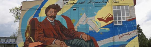 DIS SE SMEŠI SA SKORO 400 KVADRATA: Prelepa slika iz sela Zablaće kod Čačka - oslikan mural čuvenog pesnika na zidu škole (FOTO)