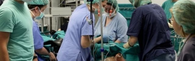 Fotografija tek rođene bebe danas obišla svet, u ruci držala jednu stvar iz maminog stomaka