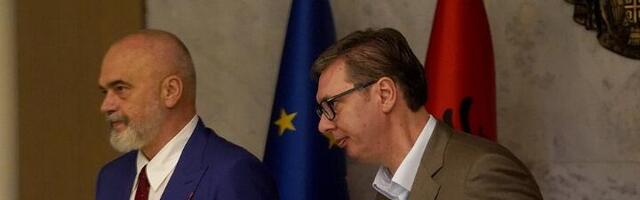 Tenzije na kraju obraćanja Vučića i Rame