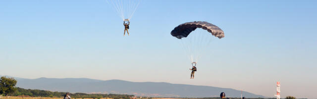 Na vojnom aerodromu u Nišu u toku viša padobranska obuka za pripadnike 63. padobranske brigade (FOTO)