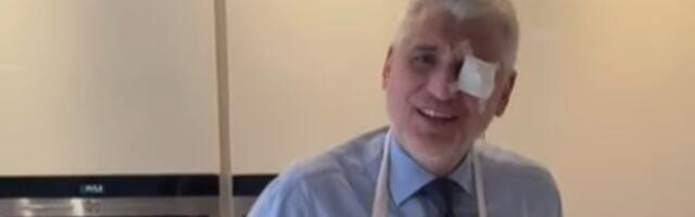 (FOTO) Nakon loma ruke, Čeda Jovanović povredio oko! Političar u kuhinji sa keceljom, svi gledaju u njegovo lice