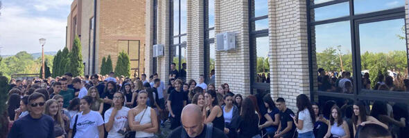 Protest podrške otpuštenim profesorima održan ispred Druge kragujevačke gimnazije