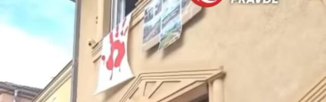 Miošević: Pretresali stan čoveku koji je okačio transparent Vučićevih lažnih obećanja