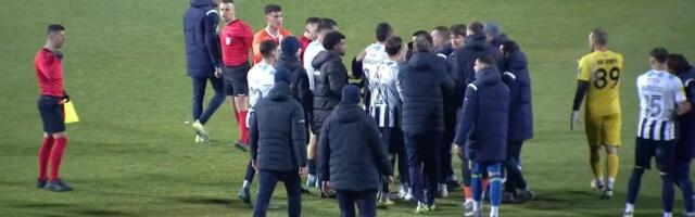 Čarke na terenu u Subotici posle meča Spartak – Zemun