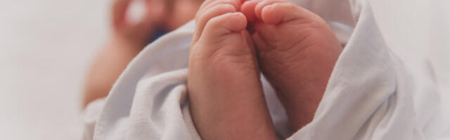 Uručen poklon od 500 evra prvoj srpskoj bebi rođenoj u Novoj godini na KiM