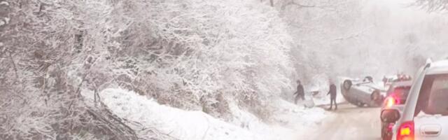 Teška nesreća kod Užica: Automobil nakon prevrtanja završio na krovu