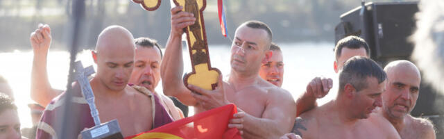 Широм Србије одржано пливање за Часни крст