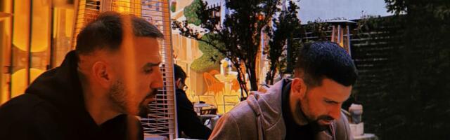 Novak Đoković se vratio u Beograd: Sedeo za sto s blizancima, jedan počeo karijeru u Zvezdi, drugi u Partizanu