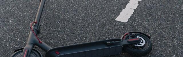 JEZIVI SNIMCI SA MESTA NESREĆE U NOVOM PAZARU! Trotinet ostao na kolovozu, desna strana automobila smrskana! Devojčica preminula na putu do bolnice! (VIDEO)