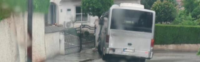Autobus izleteo iz krivine, pa se zakucao u porodičnu kuću: Nevreme napravilo haos na putevima kod Kruševca