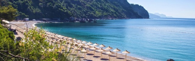 Ljudi u neverici: Na plaži u Budvi obrću jagnje na ražnju (VIDEO)