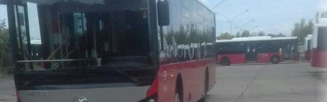 Autobus na Zvezdari upao u otvoren šaht, povređena žena