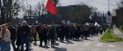 650 srednjoškolaca iz Beograda krenulo peške u Novi Sad: Stižu u petak uveče