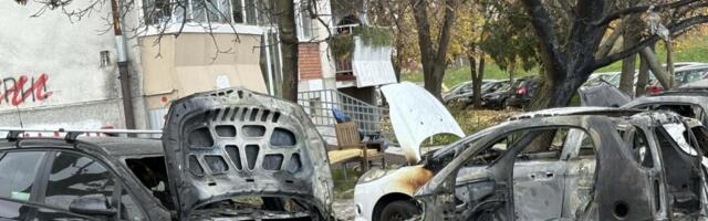 AUTOMOBILI IZGORELI U VATRENOJ STIHIJI: Teško jutro za vatrogasce u Sremskoj Mitrovici, 4 vozila se pretvorila u prah i pepeo, uviđaj u toku