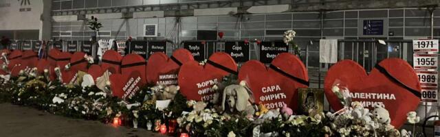 FOTO, VIDEO Obeleženo 13 meseci od pada nadstrešnice: Srce od lampiona na Trgu slobode