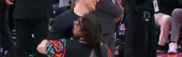 Ovaj navijač pamtiće Božić celog života: Došao na NBA utakmicu i zaradio 10.000 dolara