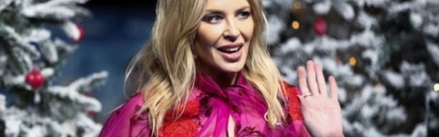 NIKAD NIJE KASNO! Slavna pevačica ponovo ZALJUBLJENA, srećna i VERENA! /FOTO/