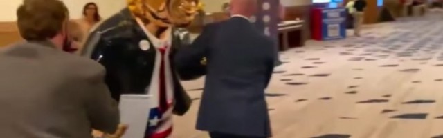 DONALD TRAMP OD ZLATA! Lojalni saveznici doneli kip na sastanku republikanaca i potvrdili ko je FAVORIT stranke!