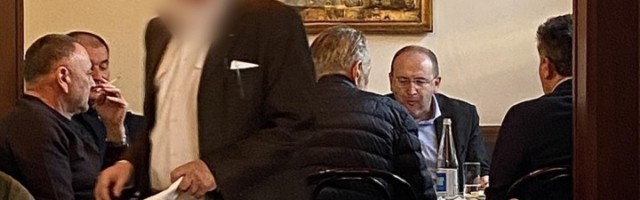 "Gojković poziva na policijski čas, a banči u kafani"