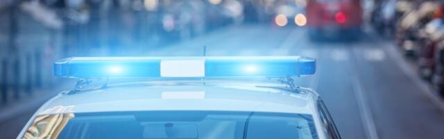 Zapalio se auto, policija vadila ljude iz vozila