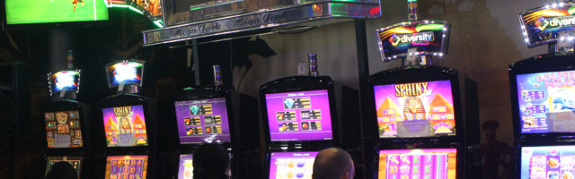 Stoje dva krupijea u kockarnici i prilazi im jedna zanosna plavuša i kaže: Nadam se da nemate ništa protiv da se skinem gola...