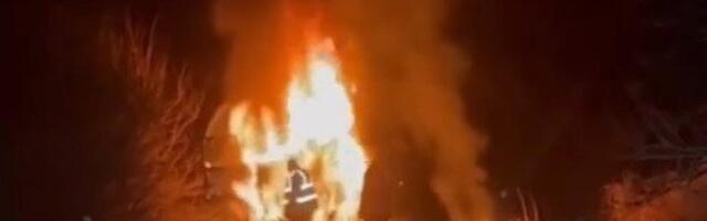 Izgoreo kamion na autoputu! Šteta totalna (VIDEO)