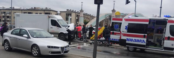 Sudar dva vozila u Lepeničkom bulevaru: Dve osobe prevezene u UKC (FOTO)
