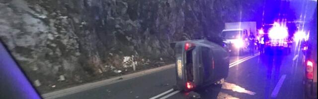 Prevrnuo se auto na magistrali