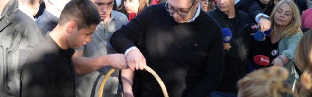 Vučić u Ćacilendu: Po rekortu Đokiću sve su studenti, a on ne zna je li muzičar ili je tetki išao lek da odnese