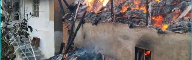 U selu Slavnik kod Bojnika izgorele kuće, pomoćni objekti, voćnjaci (video)