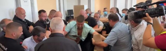 Vučić: Oni bace dimne bombe, pa onda "nismo mi, nego ubačeni elementi"