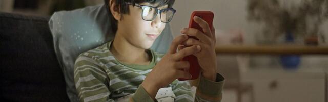 Studija pokazala: Mlađa braća i sestre provode više vremena pred ekranima nego starija deca