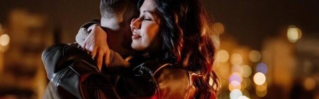 Povratak šarmera koji je osvajao devojačka srca: Lukijan u strasnom zagrljaju s brinetom