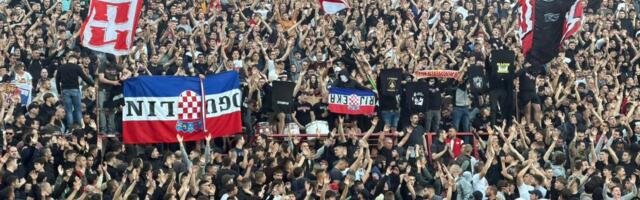 Pojavile se slike hrvatskih navijača pre nego što su im Delije oduzele zastave i spalile ih na Marakani! /FOTO/