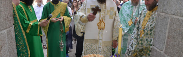 KAD SE NEBO SPUSTI NA OSTROG: Hramovna slava okupila vernike u velikoj svetinji