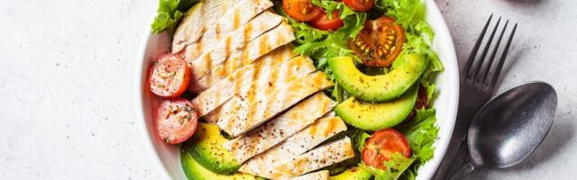 Ova mediteranska salata idealan je letnji obrok, a sadrži manje od 400 kalorija