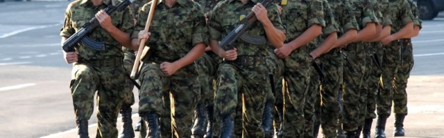 Umesto "Služimo Srbiji" vojnici okrenuli leđa generalu