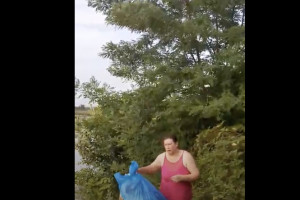 Dođu u Bosnu pa se bahate: Ogorčeni mještanin u Jelahu natjerao dijasporce da pokupe smeće koje su bacili u Usoru