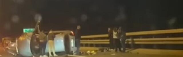 Prevrnuo se auto kod Vrčina, ima povređenih (VIDEO)
