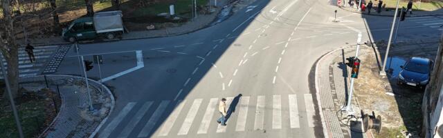 Semafori na prometnoj raskrsnici, evo zašto nije bila moguća izgradja kružnog toka