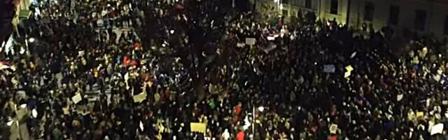 Više hiljada okupljenih na protestu u organizaciji čačanskih studenata, skup završen pesmom “Pada Vlada“