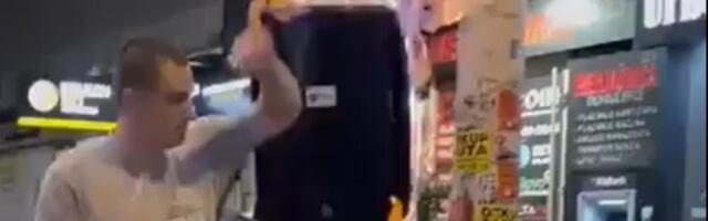 Strahota tokom blokade na Vračaru: Muškarac ZAPALIO ZVUČNIK, polio benzinom i ljude? (VIDEO)