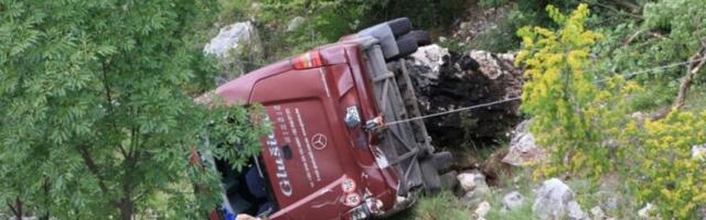 AUTOBUS UDARIO U MOST I OTKINUO KROV, VIŠE DECE POVREĐENO! Hitna pomoć i policija na licu mesta, zatvoreni svi prilazi